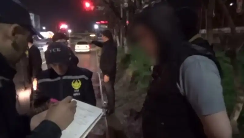 Вымогательство и взятки: в Шымкенте задержали полицейского