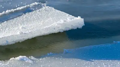 Подростка унесло на льдине на реке Иртыш
