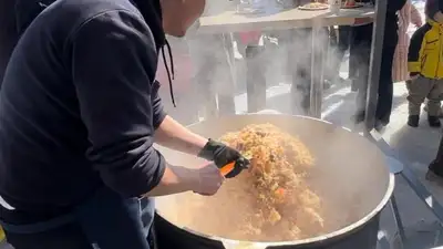 Больше тонны плова приготовили повара из четырех стран на фестивале в Астане, фото - Новости Zakon.kz от 21.03.2024 23:13