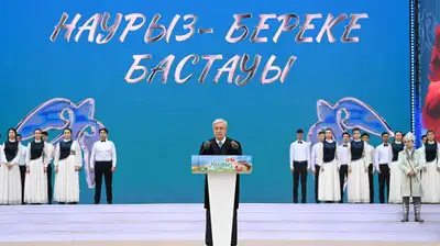 Токаев поздравил казахстанцев с Наурызом на площади в Алматы