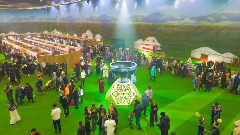 Народные гуляния проходят в столичном ЕХРО-центре