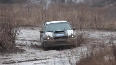 Спасатели вытащили из грязи авто с людьми в Туркестанской области