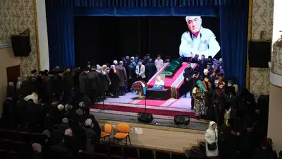 прощание с писателем, фото - Новости Zakon.kz от 22.03.2024 11:05