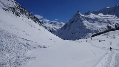 Снежная лавина сошла на трассу в Алматинской области , фото - Новости Zakon.kz от 22.03.2024 18:58