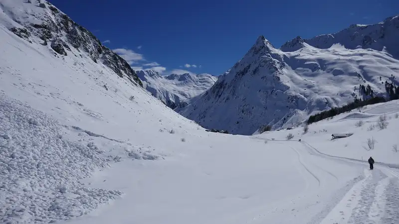 Снежная лавина сошла на трассу в Алматинской области