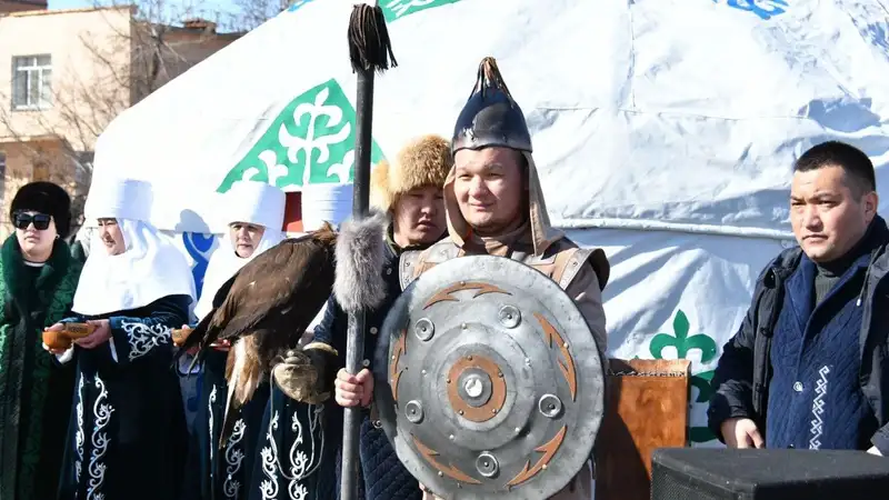 Более пяти тысяч акмолинцев праздновали Наурыз мейрамы на площади в Кокшетау, фото - Новости Zakon.kz от 22.03.2024 18:45