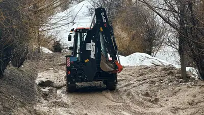 Насыпной грунт сошел в частном доме Алматы из-за переувлажнения почвы, фото - Новости Zakon.kz от 22.03.2024 15:27