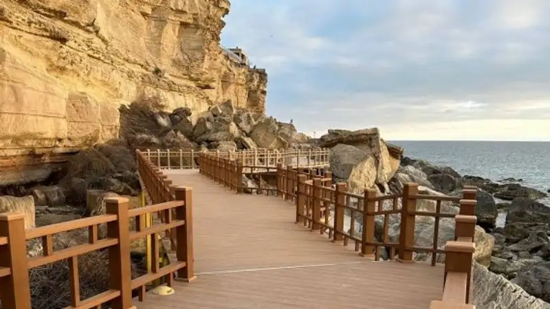 Скальную тропу в Актау восстановили после камнепада