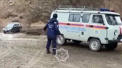 помощь спасателей, фото - Новости Zakon.kz от 22.03.2024 13:13