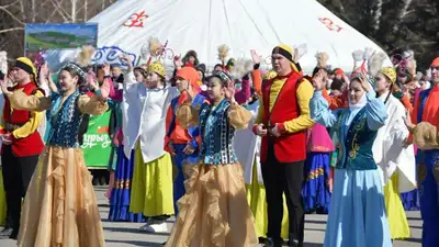Более пяти тысяч акмолинцев праздновали Наурыз мейрамы на площади в Кокшетау, фото - Новости Zakon.kz от 22.03.2024 18:45