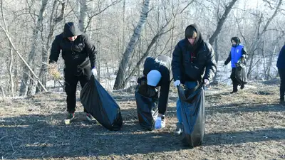 уборка мусора, фото - Новости Zakon.kz от 23.03.2024 14:12