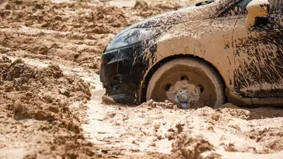 Спасатели в ЗКО вытащили 17 человек из застрявших в грязи машин, фото - Новости Zakon.kz от 23.03.2024 05:00