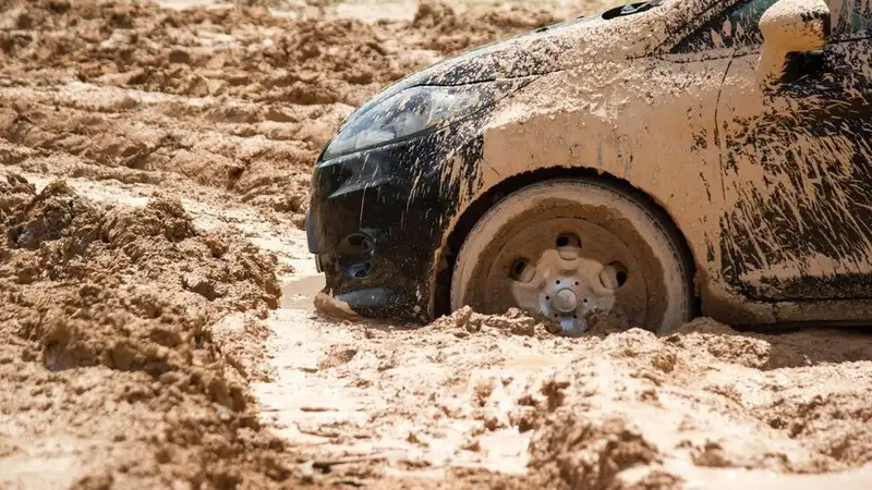 Спасатели в ЗКО вытащили 17 человек из застрявших в грязи машин