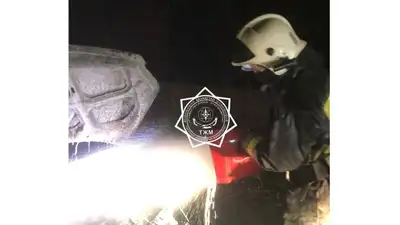 машина вспыхнула на трассе, фото - Новости Zakon.kz от 24.03.2024 00:19