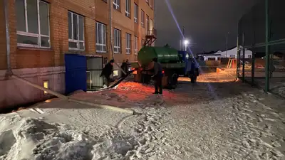 Талые воды затопили подвальное помещение школы в Кокшетау, фото - Новости Zakon.kz от 25.03.2024 02:14