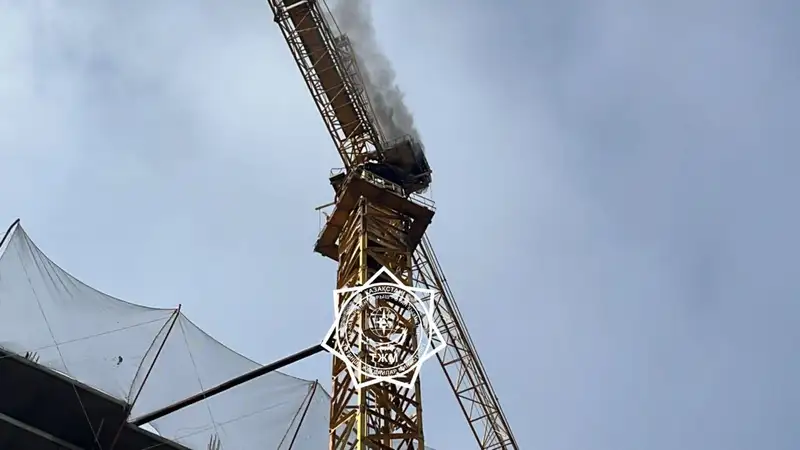 Башенный кран горел в Астане