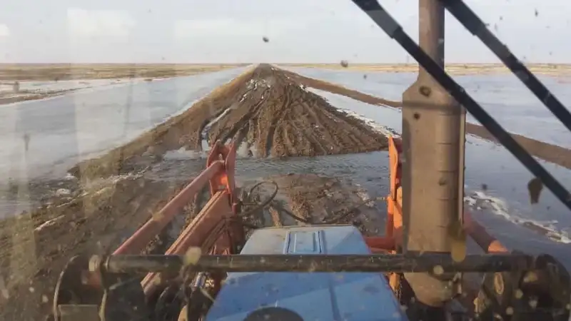 Две автодороги затопило в Западно-Казахстанской области