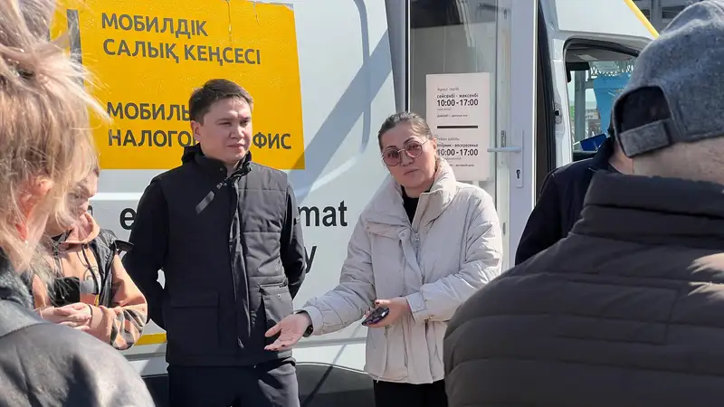 Мобильтные налоговые офисы помогали алматинцам заполнить декларации, фото - Новости Zakon.kz от 26.03.2024 11:59