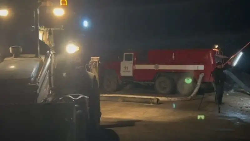 В Коянды 40 человек откачивают талые воды и устраняют подтопления частных домов