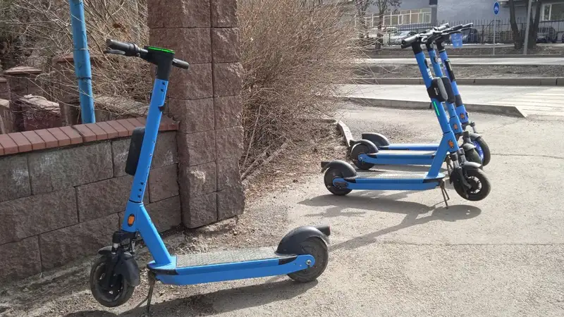 Хватит гнать: алматинцы на самокатах продолжают нарушать ПДД и наезжать на пешеходов