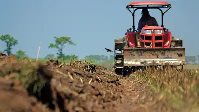 На прицепе по грязи: как на западе Казахстана трактор детей на ЕНТ возил