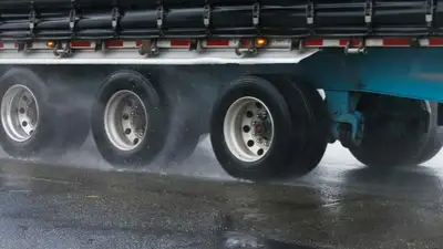 Преступную схему по незаконному ввозу и легализации грузовых авто пресекло АФМ, фото - Новости Zakon.kz от 26.03.2024 09:42