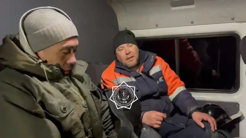 Водители грузовиков прошли четыре километра в поисках помощи в Абайской области