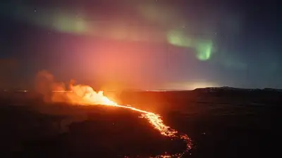 кадры извержение вулкана на фоне Северного сияния, фото - Новости Zakon.kz от 27.03.2024 19:22