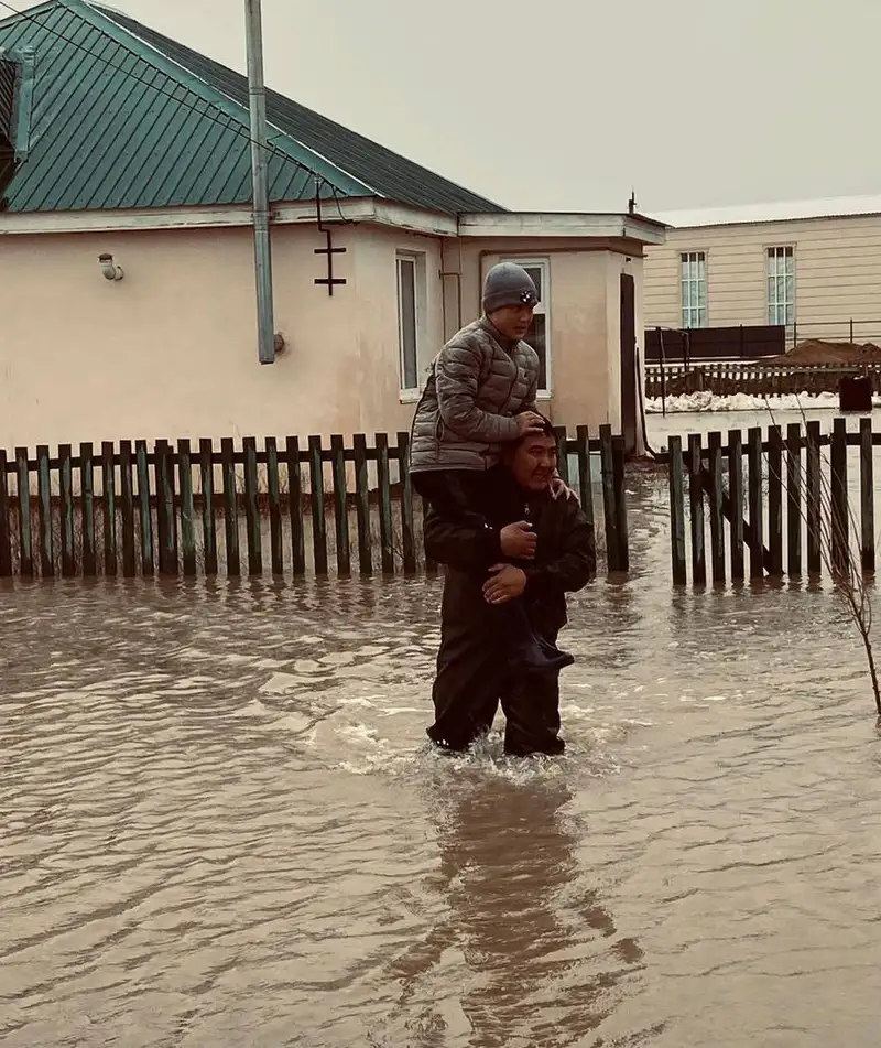 В Актюбинской области спасатель на спине выносит людей, фото - Новости Zakon.kz от 27.03.2024 12:01