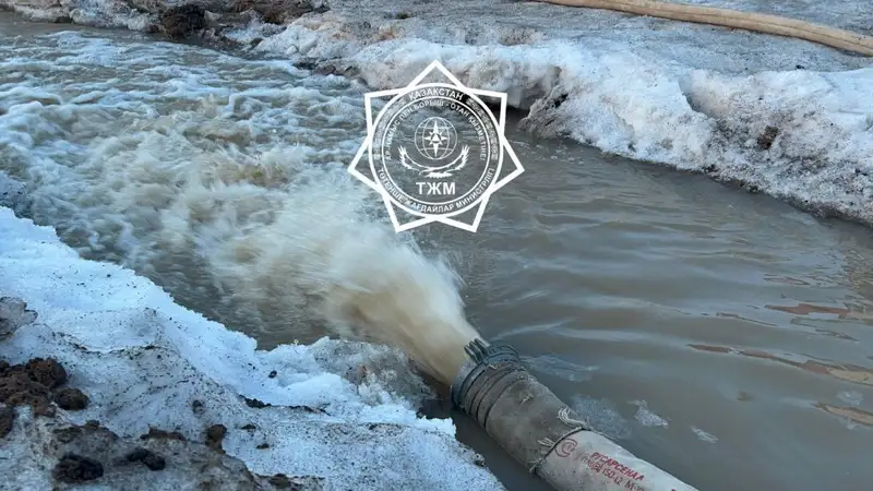 МЧС РК: В селе Коянды уже откачали 80 тыс. кубометров талых вод