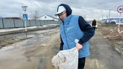 Волонтеры &quot;Жастар рухы&quot; оказывают помощь пострадавшим от паводков регионам, фото - Новости Zakon.kz от 27.03.2024 23:25