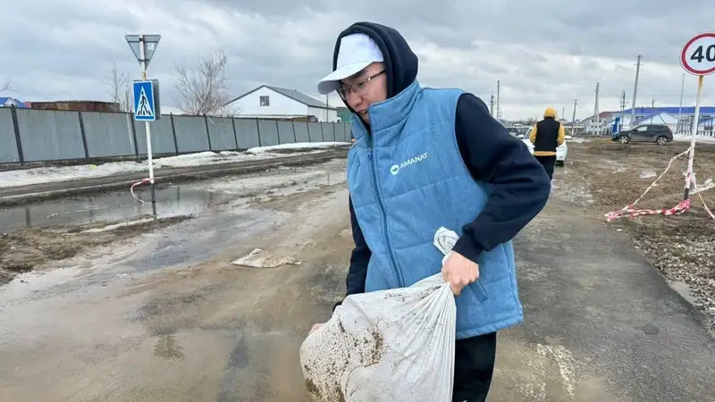 Волонтеры "Жастар Рухы" оказывают помощь пострадавшим от паводков регионам