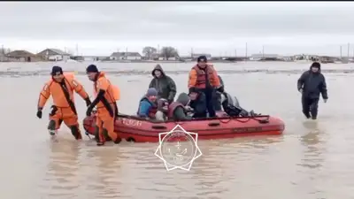 Жителей села, которое ушло под воду, эвакуируют на вертолете в Костанайской области, фото - Новости Zakon.kz от 27.03.2024 20:25