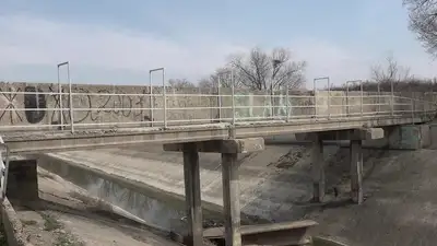 На опасном мосту в Алматинской области установили перила после трагедии