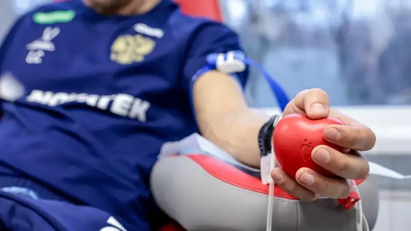 Врач сборной России по футболу спас сотрудницу аэропорта в Бразилии