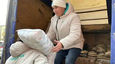Активисты Amanat раздали горячее питание жителям регионов пострадавших от паводков, фото - Новости Zakon.kz от 28.03.2024 16:27