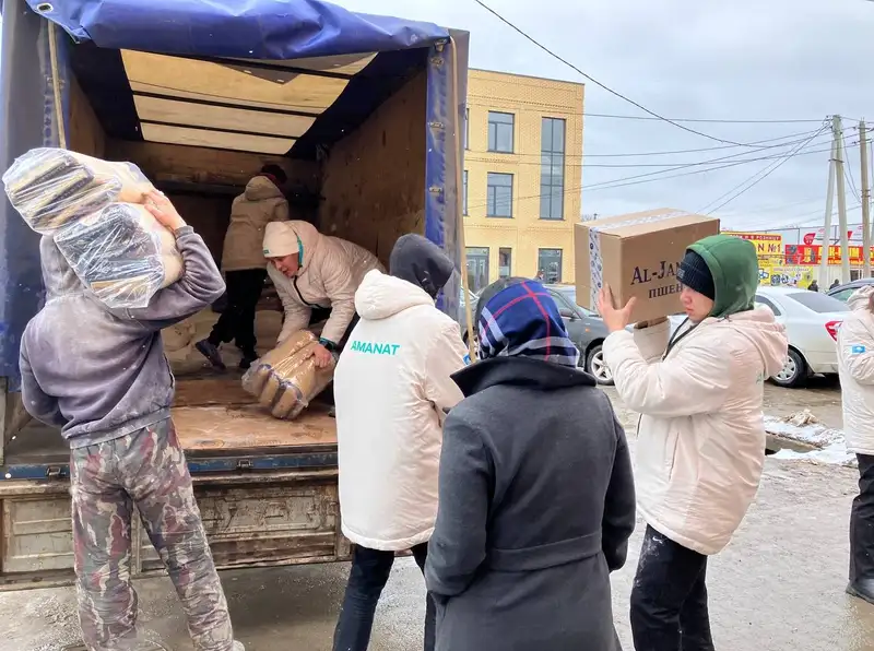 Активисты раздали горячее питание жителям регионов пострадавших от паводков, фото - Новости Zakon.kz от 28.03.2024 16:27
