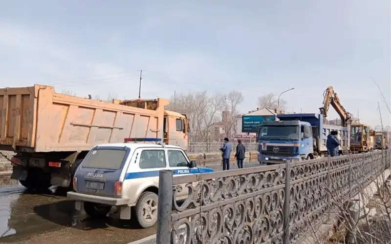 В Кокшетау река затопила мост, фото - Новости Zakon.kz от 28.03.2024 16:18