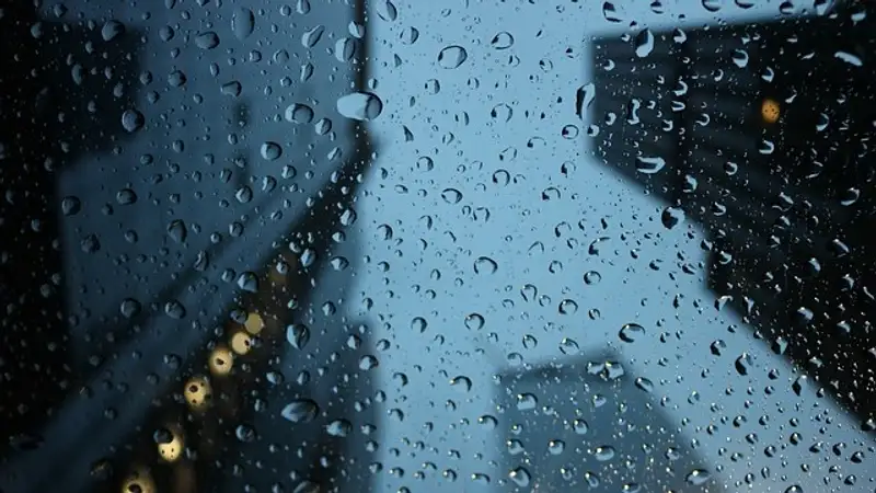 Дождь, гололед и ураганный ветер ожидаются на большей части Казахстана