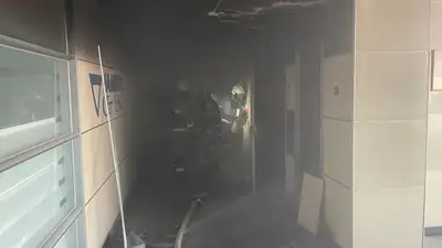 Пожар вспыхнул в бизнес-центре Алматы