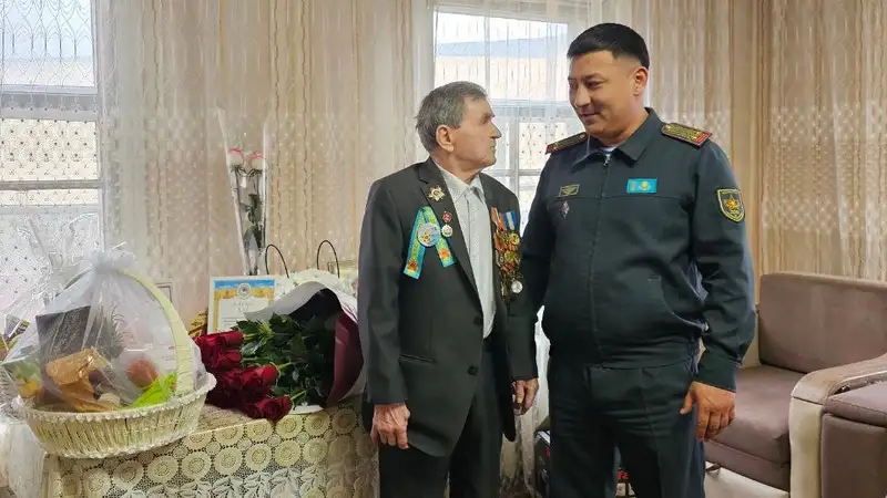 В Алматы военнослужащие поздравили 100-летнего ветерана ВОВ, фото - Новости Zakon.kz от 29.03.2024 18:44