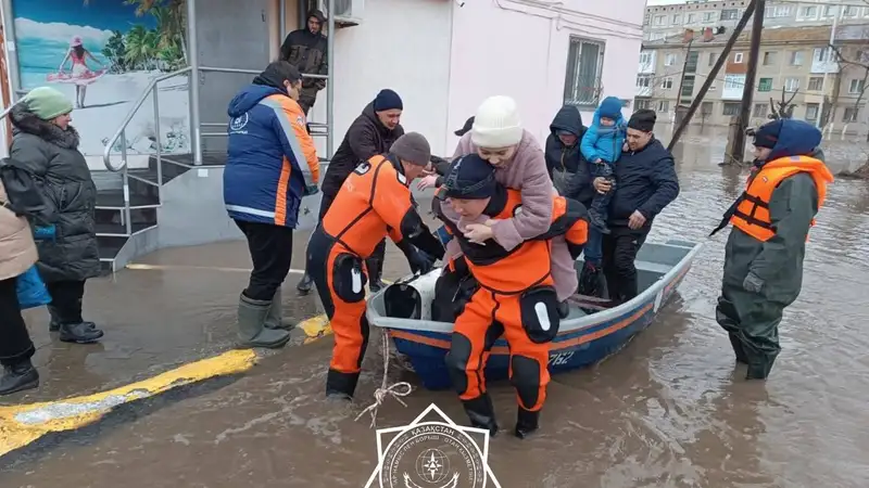 паводок, спасателе, подтопление жилых массивов, фото - Новости Zakon.kz от 29.03.2024 20:18