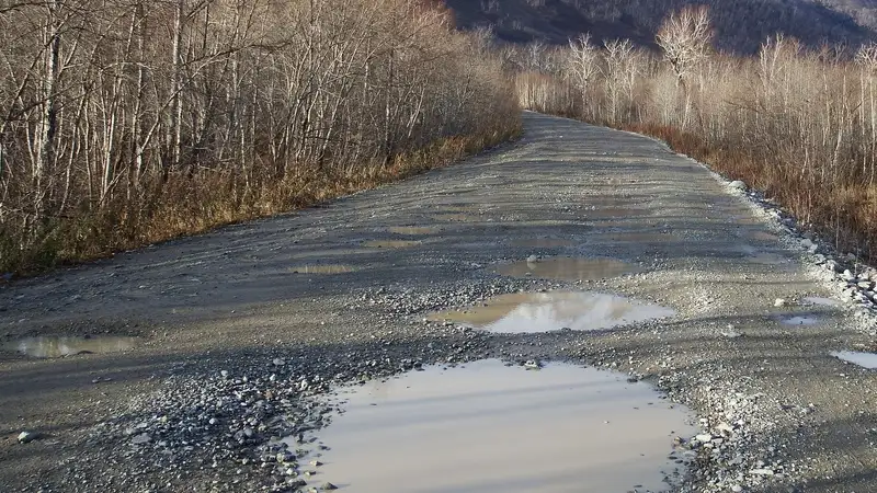 Дороги на востоке Казахстана "тают" вместе со снегом