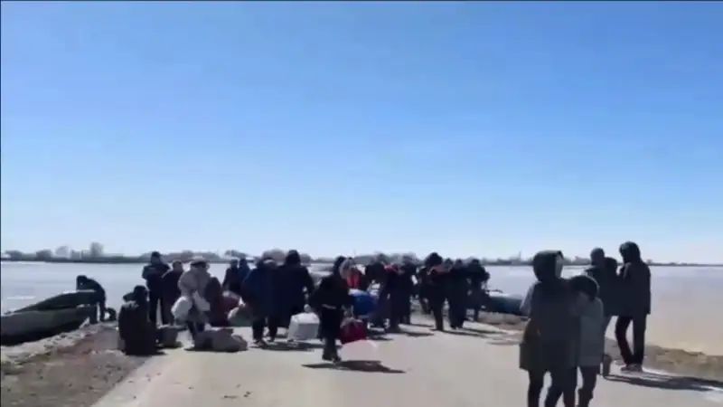 Из села Каратал Актюбинской области эвакуировали около 150 человек