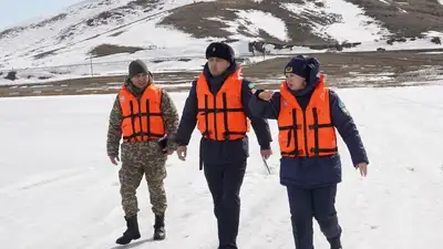 Спасатели и полицейские ВКО предупредили граждан об опасности весеннего льда