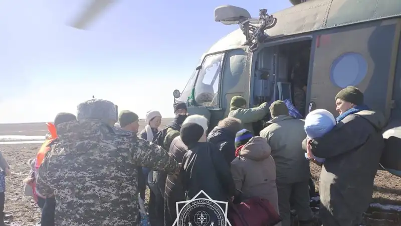 В Актюбинской области на вертолете эвакуировали около 70 человек