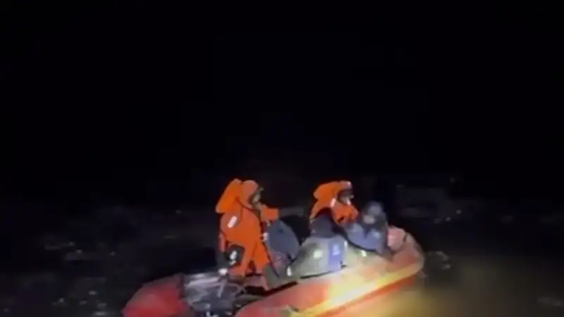 Трех человек, застрявших на тракторе в грязи, спасли в Карагандинской области