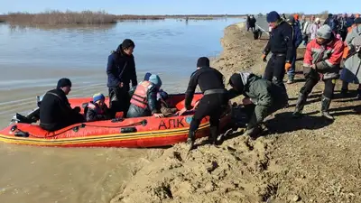 111 человек, в том числе 36 детей эвакуировали села Каратал в Актюбинской области, фото - Новости Zakon.kz от 31.03.2024 06:20