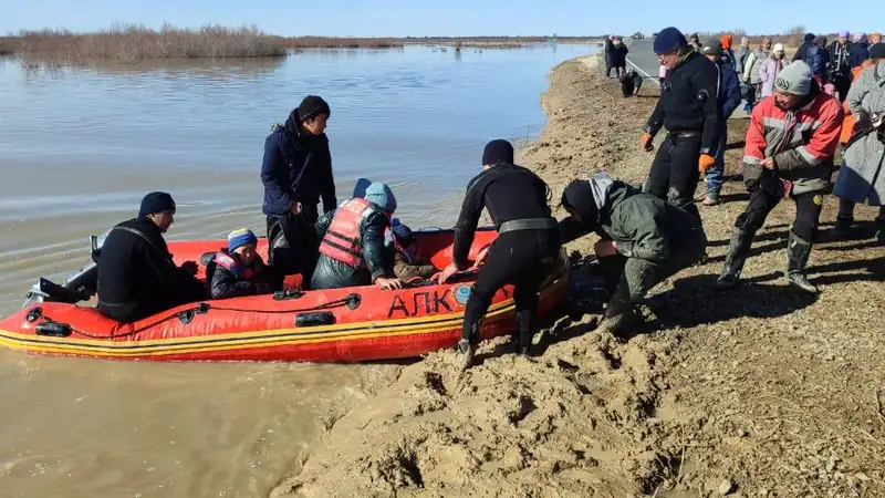 111 человек, в том числе 36 детей, эвакуировали из села Каратал в Актюбинской области