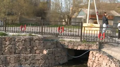 В Шымкенте река Кошкар-ата окрасилась в красный цвет